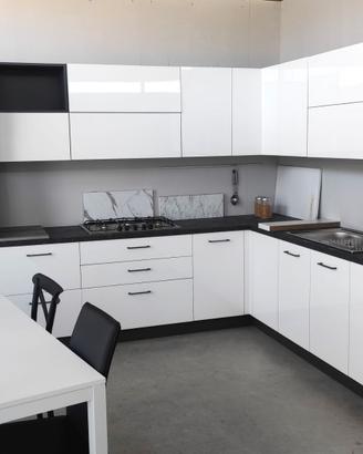 Cucina bianca ed orione con elettrodomestici!