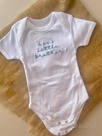 Body neonato con frase ricamata a mano