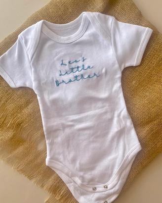 Body neonato con frase ricamata a mano