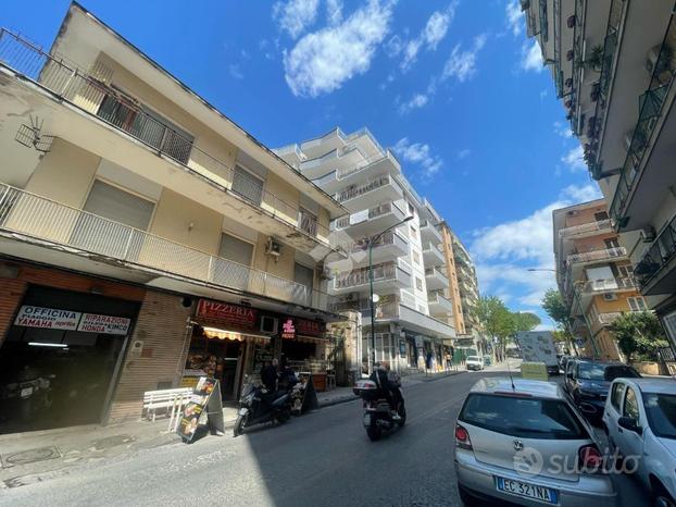 NEGOZIO A NAPOLI