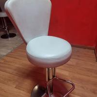 Sgabelli in pelle girevoli      6 disponibili