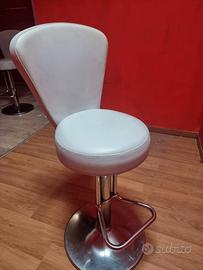 Sgabelli in pelle girevoli      6 disponibili