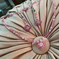 Parure collana, orecchini e bracciale rosa