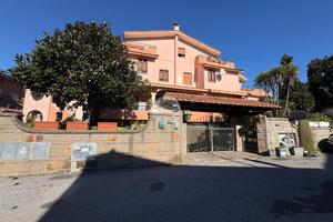 PORZIONE DI BIFAMILIARE A ROMA