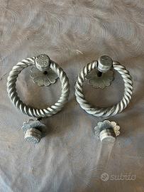 2 maniglioni in ferro battuto antichi con battente