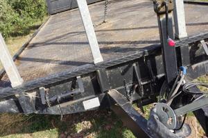 Rimorchio con pistone ribaltabile