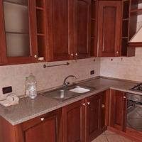 cucina con elettrodomestici