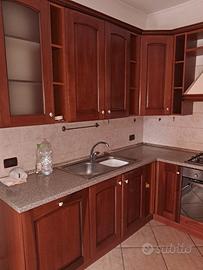 cucina con elettrodomestici