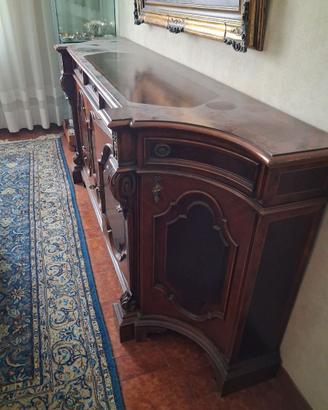 credenza in stile antico