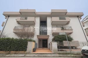 AMPIO TRILOCALE VICINO AL MARE CON GIARDINO