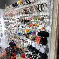 Mobili e scaffali negozio accessori donna