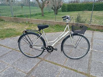 bicicletta donna con cestino pronta all'uso 