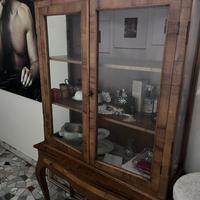 Vetrina / credenza con alzata in legno, due ante