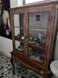 Vetrina / credenza con alzata in legno, due ante