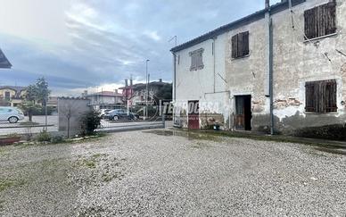 Terracielo da ristrutturare in zona residenziale