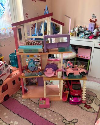 Barbie case, macchina, camper, ambulanza e oggetti
