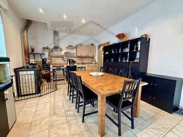 PORZIONE DI BIFAMILIARE IN PIENO CENTRO A MONTEGRO