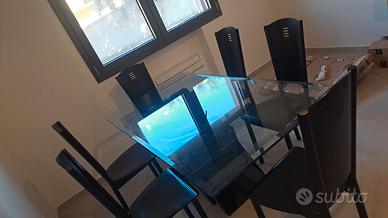 Tavolo in cristallo con 6 sedie nere in legno