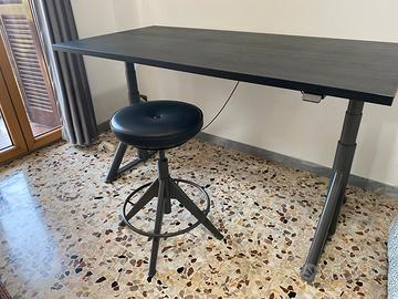 Scrivania regolabile in altezza con sgabello IKEA