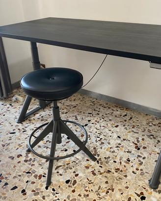 Scrivania regolabile in altezza con sgabello IKEA