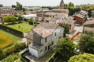 Porzione di casa su due livelli con corti private