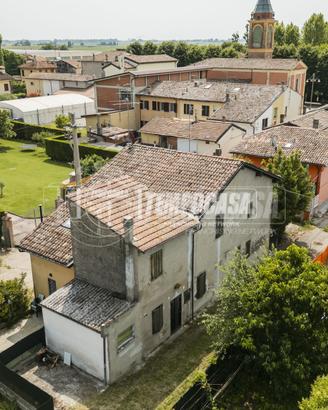 Porzione di casa su due livelli con corti private