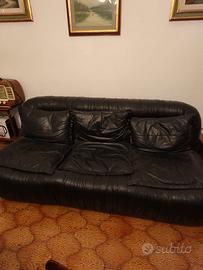Divano in pelle nera 