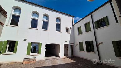 Ufficio al piano terra con 7 posti auto privati