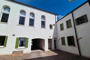 Ufficio al piano terra con 7 posti auto privati