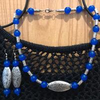 Set collana e orecchini etnici con perle blu