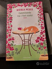 Camminando tra i fiori scalzo