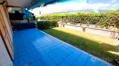 Bel Trivani al mare con giardino e piscina