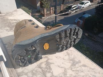 scarponi dolomite gore Tex 42 uomo