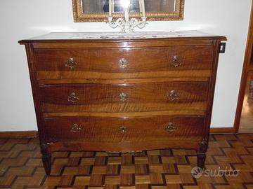 Comò antico del XVIII secolo