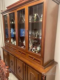 Credenza con cristalliera in noce