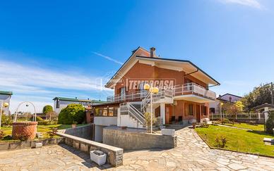 VILLA BIFAMILIARE con GIARDINO PRIVATO e BOX AUTO