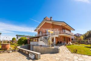 VILLA BIFAMILIARE con GIARDINO PRIVATO e BOX AUTO