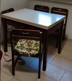 Tavolo allungabile anni 60 con cassetto interno