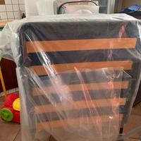 Letto singolo a branda, con rotelle.