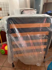 Letto singolo a branda, con rotelle.