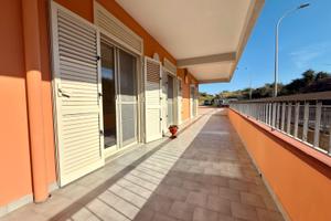 Sperone - 4 locali in buono stato, con veranda