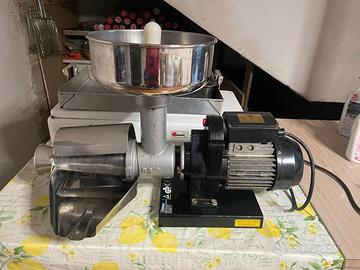 macchina per passata di pomodoro