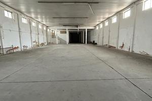 Locale commerciale con piazzale