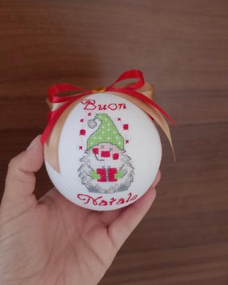 Pallina Natale gnomo ricamata – Buon Natale