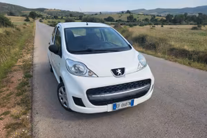 Peugeot 107  5 porte  climatizzata anno 2011