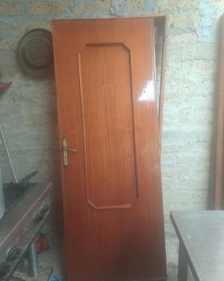 Porta con cornice, in legno