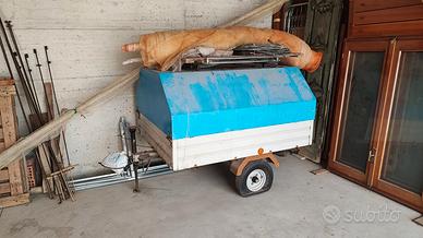Carretto con copertura e bagagliera