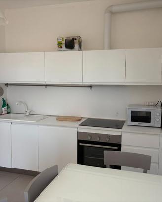 Cucina completa di forno e pensili bianca