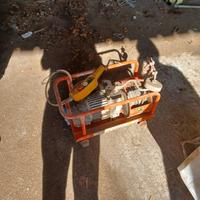 1 montacarichi +vibratore con ago.