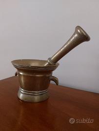 Mortaio antico con pestello